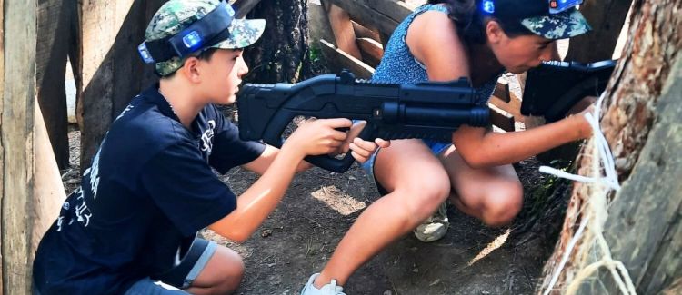 Supernova colonie de vacances photo de groupe enfants pendant la veillée drôme