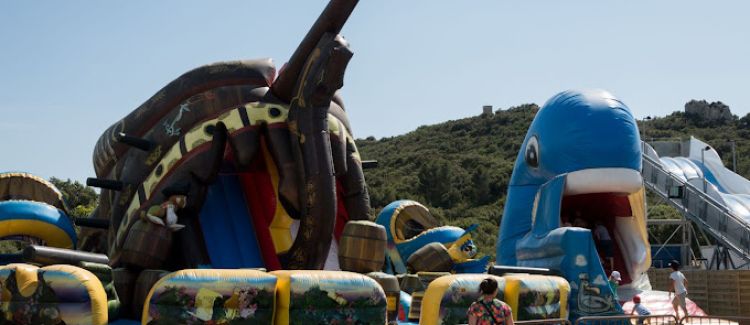 Supernova colonie de vacances parc d'attraction provence avec structures gonflables en forme d'animaux