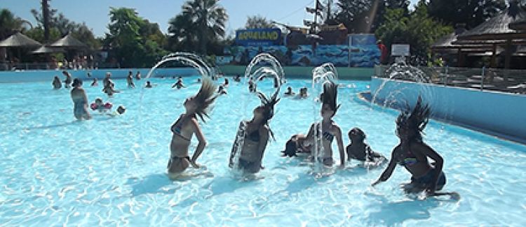 Supernova camp de vacances ados jouant dans la piscine du camping Cap d'Agde