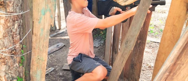 Supernova colonie ado qui joue au laser tag dans la forêt drôme