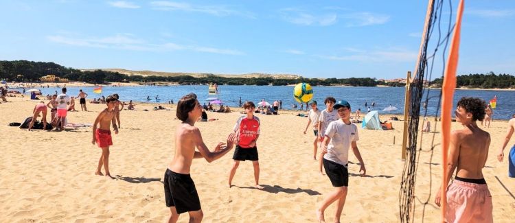 Supernova colonie de vacances groupe d'adolescents pour cours de surf sur la plage landes