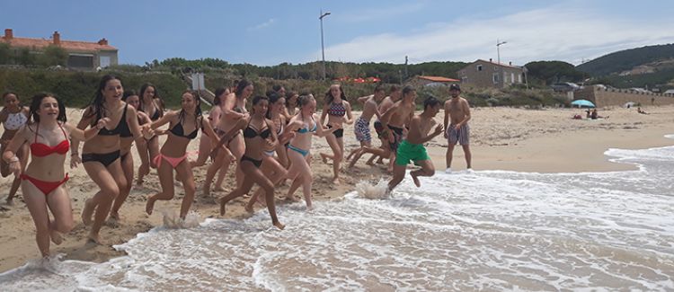 Supernova colonie de vacances ados en groupe qui courent dans l'océan