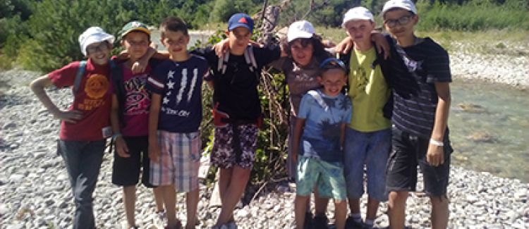 Supernova colonie de vacances photo de groupe enfants et animateur au bord de la rivière drôme