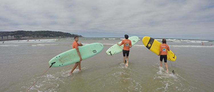 Supernova colonie de vacances adolescents marchant avec leur surf vers l'océan pays basque