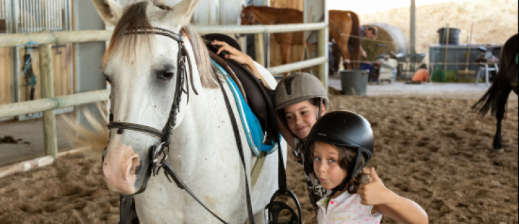 Supernova stage équitation enfant qui promène un cheval