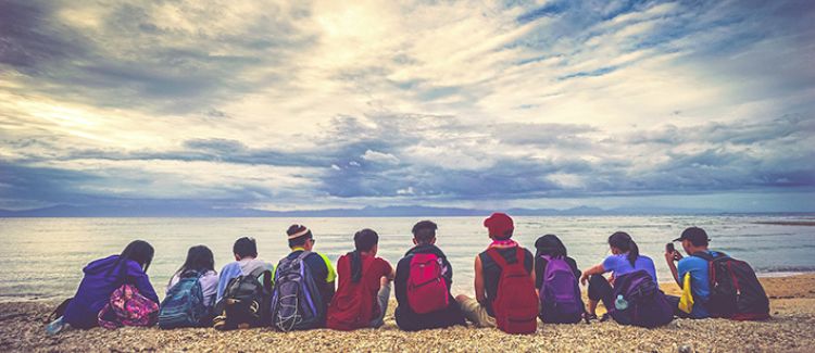 Supernova colonie de vacances ados en groupe sur la plage en train de regarder l'océan