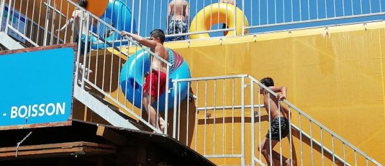 Supernova colonie de vacances ados pezenas ados faisant de la bouée toboggan