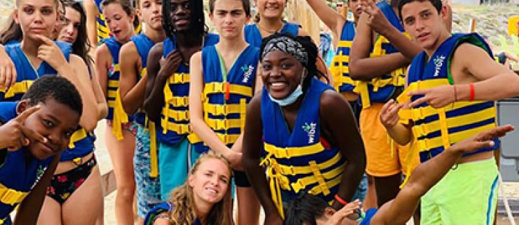 Supernova colonie de vacances photo de groupe ados heureux au parc aquatique avec gilet de sauvetage