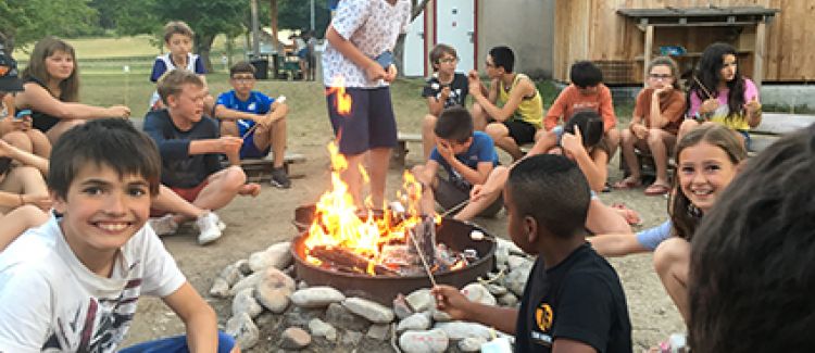 Supernova colonie de vacances photo de groupe enfants pendant la veillée drôme
