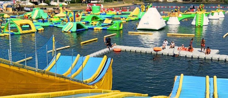 Supernova colonie de vacances  groupe d'enfants sur la plage méditerranée