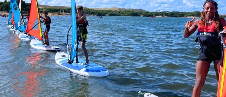 Supernova colonie de vacances ados en cours d'initiation voile sur l'atlantique