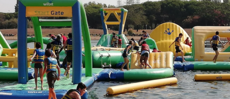 Supernova colonie de vacances été ados s'amusant auwaterpark