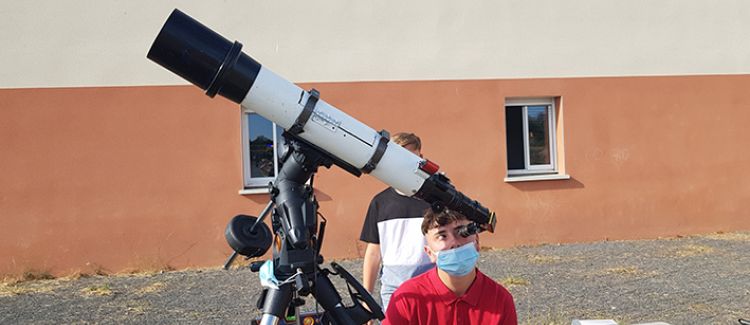 Supernova colonie de vacances enfant qui regarde dans un télescope dans le sud de la france provence