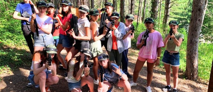 Supernova colonie de vacances ado jouant au paintball dans la forêt drome