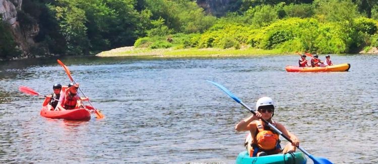 Supernova stage sportif enfants équipés pour faire de l'escalade en ardèche