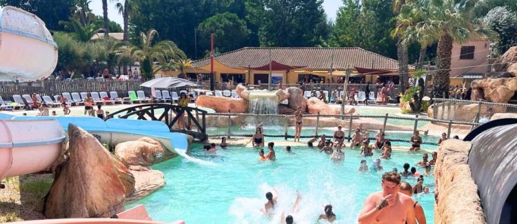 Supernova colonie de vacances enfants en initiation surf sur la plage sud de la france