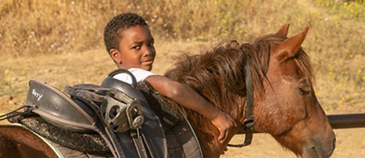 Supernova stage équitation enfant heureux avec un cheval