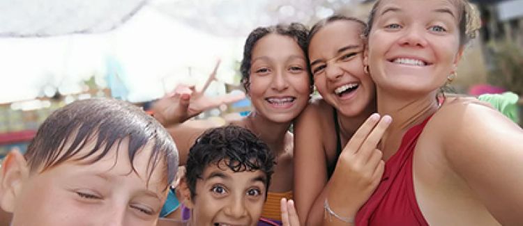 Supernova colonie de vacances phot de groupe d'ados pendant l'été