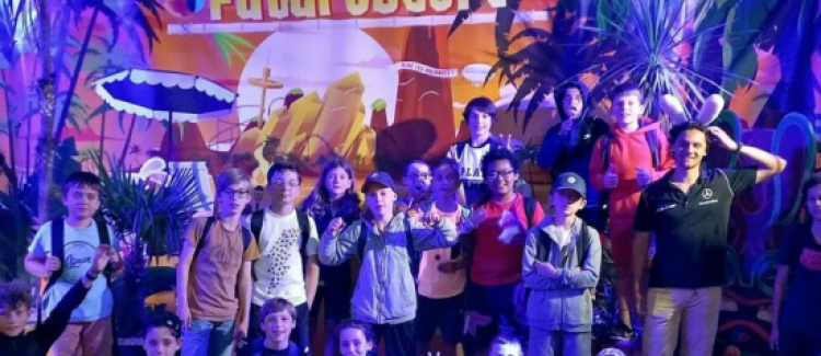 groupe d'enfants, parc d'attraction, futuroscope