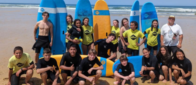 Supernova colonie de vacances groupe d'adolescents pour cours de surf sur la plage landes