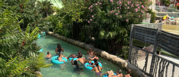 Supernova colonie de vacances enfants sur des bouées à wave island parc aquatique sud de la france