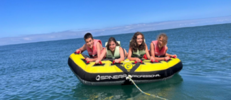 Supernova colonie de vacances Adge bouée tractée sur la Méditerranée