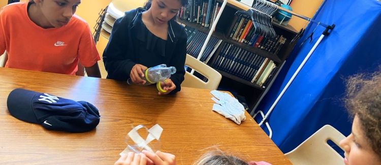 Supernova colonie de vacances groupe d'enfants heureux de découvrir la provence sous le soleil