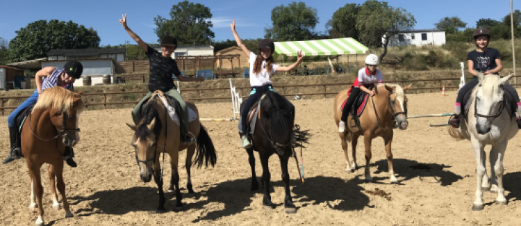 Supernova stage équitation à la mer enfants sur chevaux à l'extérieur