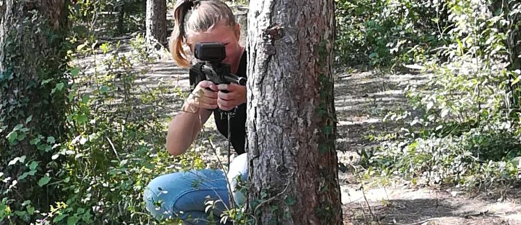 Supernova colonie de vacances ado jouant au paintball dans la forêt drome