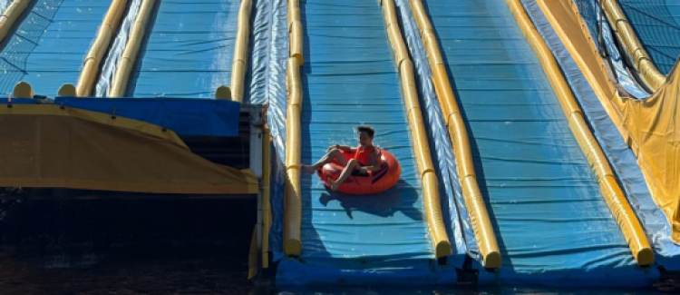 Supernova colonie de vacances enfant sur toboggan aquatique