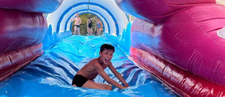 Supernova colonie de vacances enfant qui fait du ventrigliss gonflable