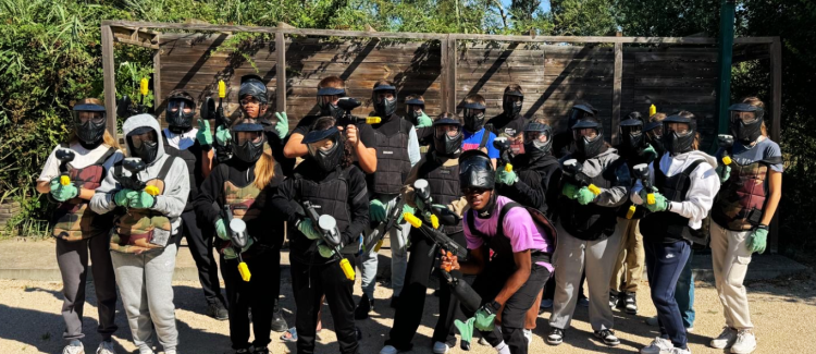 Supernova colonie à Die groupe d'ados qui jouent au lasertag