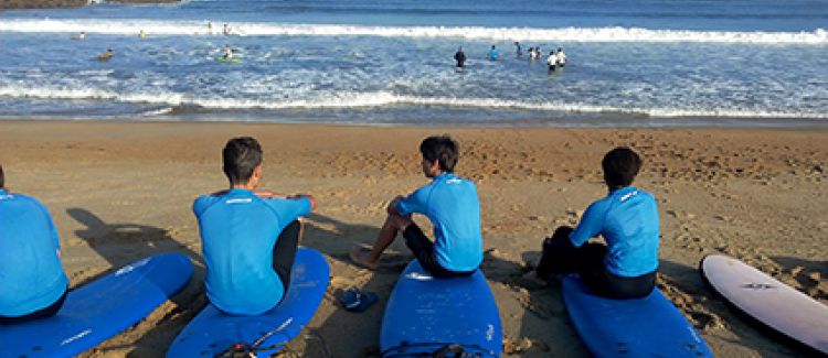 Supernova stage sportif surf adolescents assis sur leur surf regardant l'océan atlantique