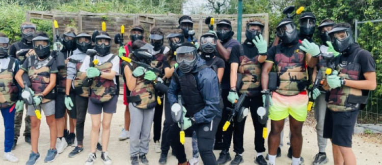 Supernova colonie de vacances groupe d'ados prêt pour jouer au paintball sud de la france
