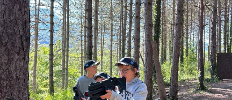Supernova colonie de vacances enfant qui randonne dans la nature vercors