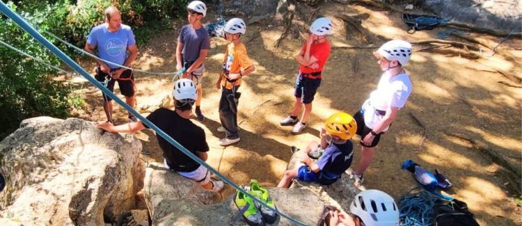 Supernova colonie de vacances ados escalade dans les grottes d'ardèche