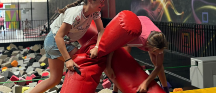 Supernova colonie de vacances ados qui s'amusent au jump indoor sud de la france