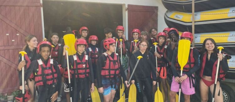 Supernova colonie de vacances ados qui font la queue au foodtruck