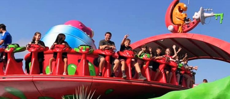 Supernova colonie de vacances enfant qui regarde dans un télescope dans le sud de la france provence