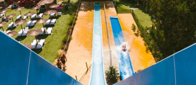 Supernova colonie de vacances photo d'un grand toboggan aquatique dans les landes