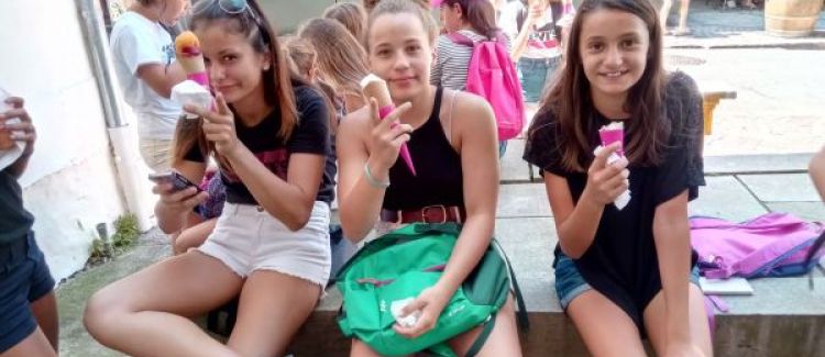 Supernova colonie de vacances enfants qui mangent une glace pays basque