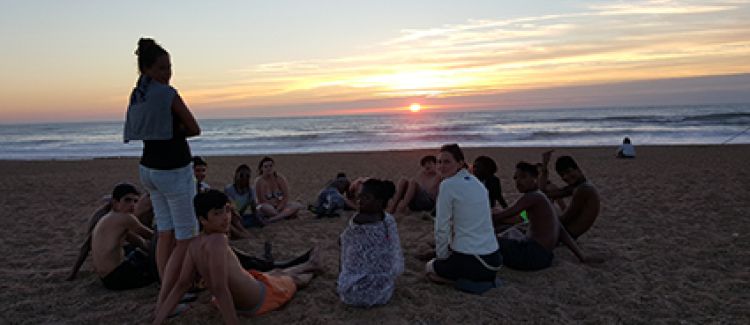 Supernova colonie ados groupe d'ados sur la plage coucher de soleil pays basque après cours de surf