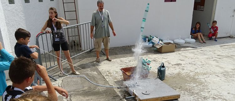 Supernova colonie de vacances enfants qui fabriquent une fusée à eau