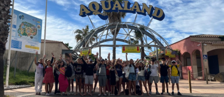 Supernova colonie de vacances photo de groupe ados devant les portes d'aqualand sud