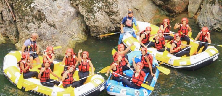 Supernova colonie de vacances groupe d'ados sur la plage avec surf pays basque