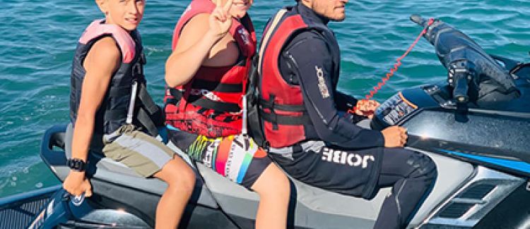 Supernova colonie de vacances été 2 ados faisant du jetski méditerranée