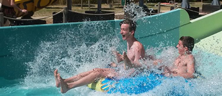 Supernova camp ados descendant le toboggan du parc aquatique aqualand cap d'agde