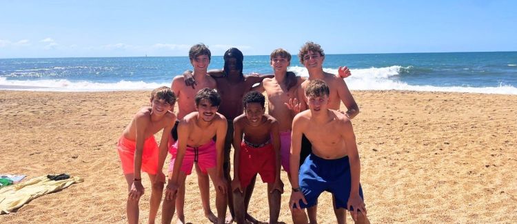 Supernova soleil océan et sensation groupe d'ados sur la plage du pays basque