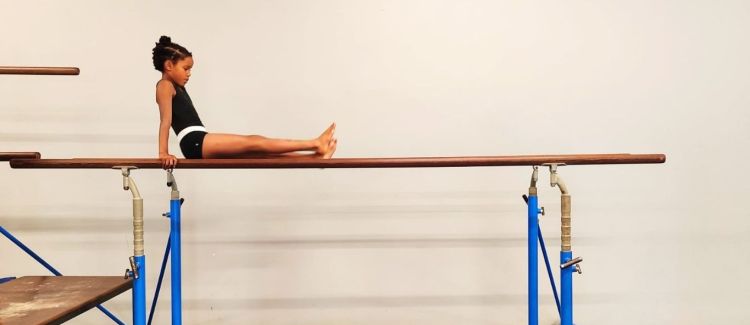 Supernova colonie de vacances gym gymnastique filles sur barres assymétriques