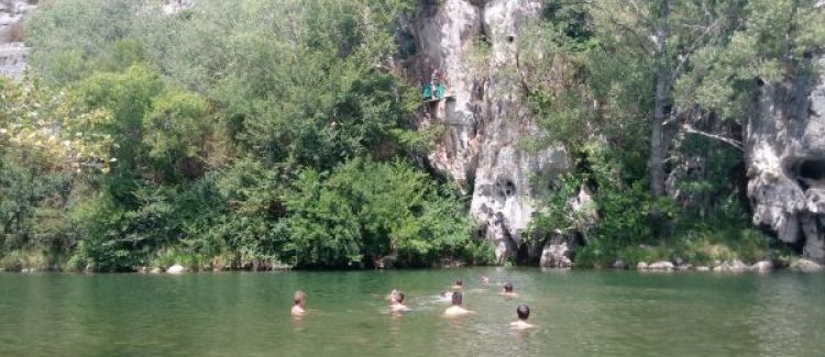 Supernova colonie de vacances prise de vue enfants en kayak en ardèche